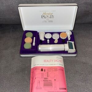 NWT.  Vintage 1960.  The complete home beauty salon Norelco beauty sachet.